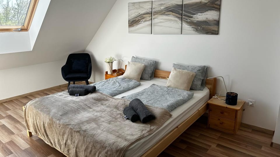 Bed, Bedroom, towels