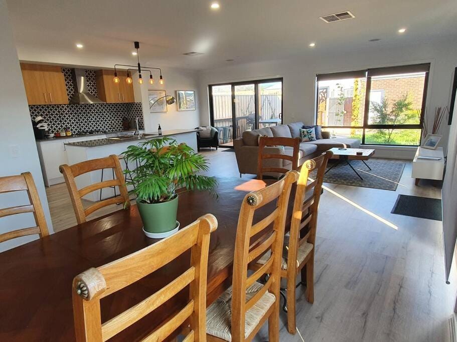 Kitchen or kitchenette, Living room, Seating area, Dining area