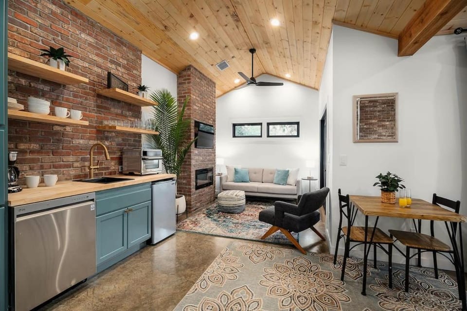 Petit Paradis Studio with hot tub Apartment in Fredericksburg