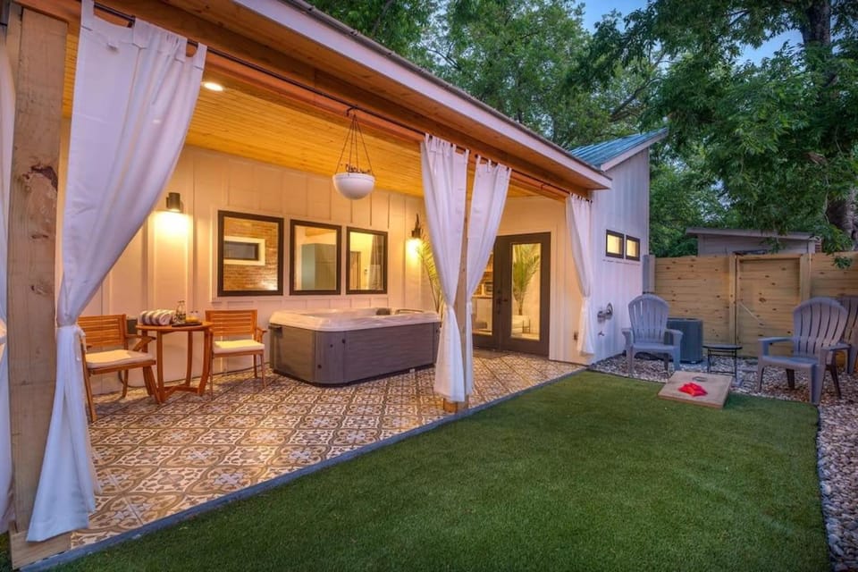 Petit Paradis Studio with hot tub Apartment in Fredericksburg