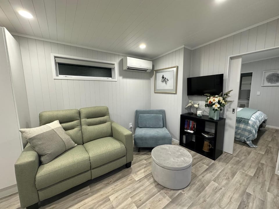 Living room, Seating area, internet