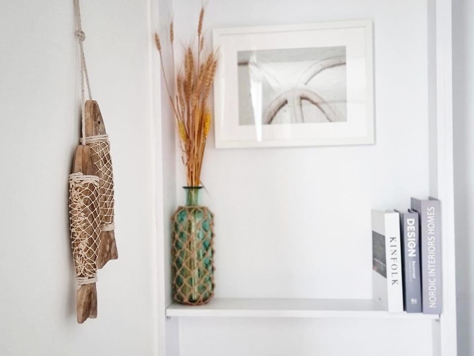 TV and multimedia, Living room, Decorative detail, Seating area, Beach, Sea view, internet