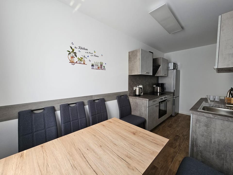 Kitchen or kitchenette, Dining area, minibar, pet friendly, stove