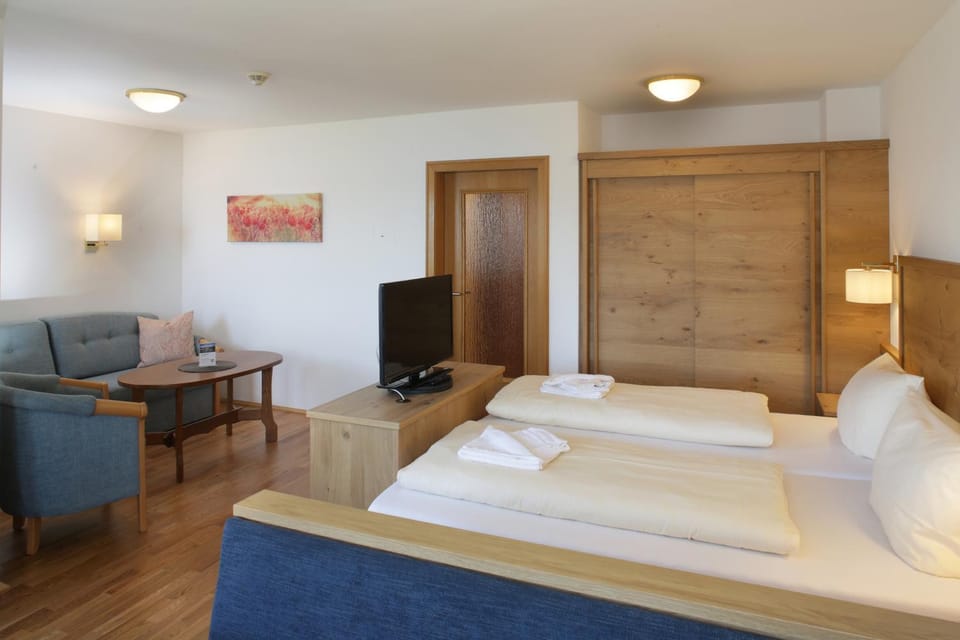 Bed, Seating area, wardrobe