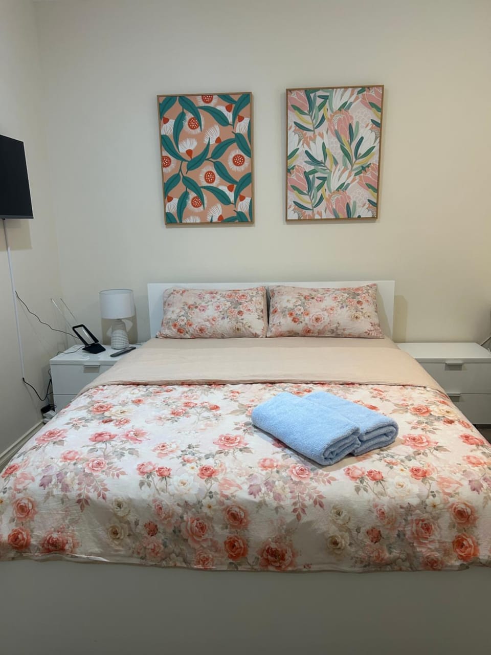 Photo of the whole room, Bedroom