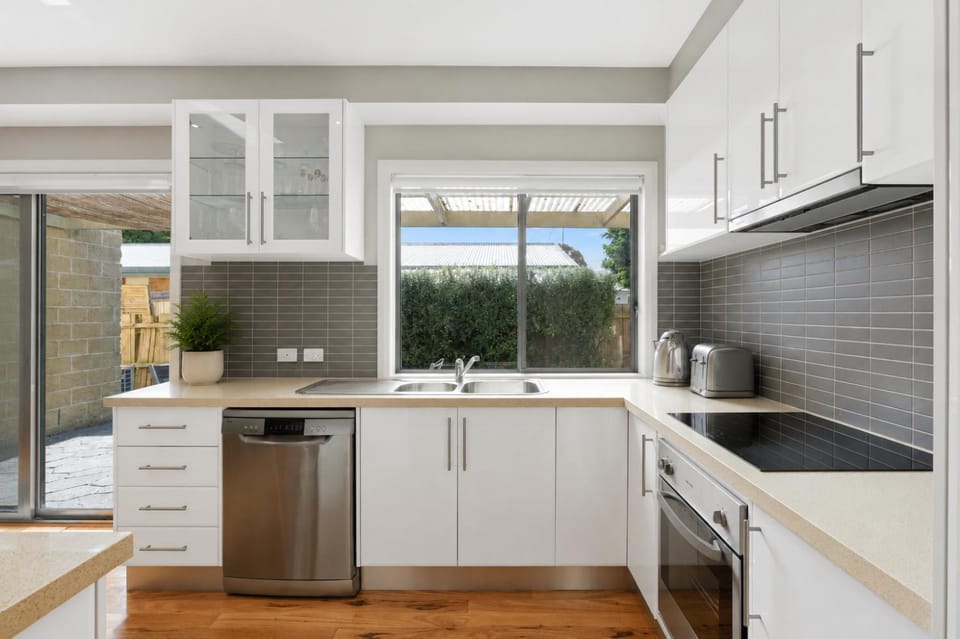 View (from property/room), Kitchen or kitchenette, Garden view
