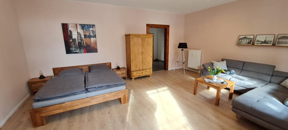 Bed, Living room, Bedroom, wardrobe