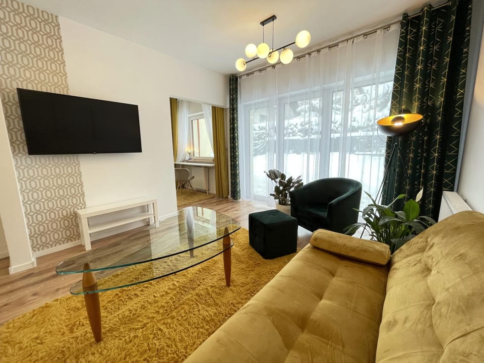 TV and multimedia, Living room, Seating area, Evening entertainment