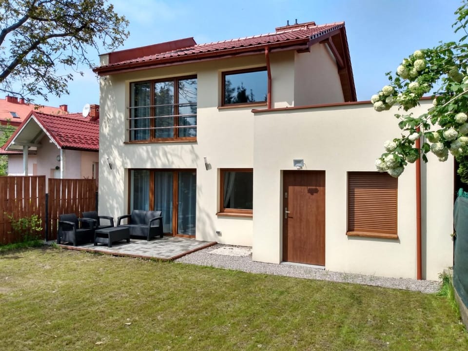 Property building, Patio, Spring, Day, Garden, Garden view