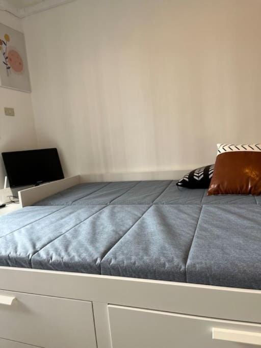Bed, TV and multimedia, Bedroom