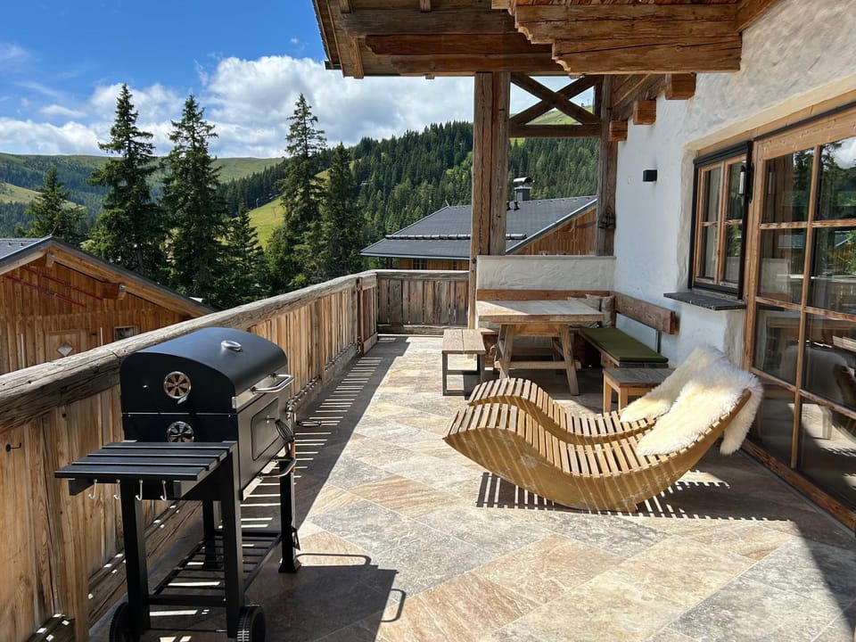 Property building, BBQ facilities, View (from property/room), Balcony/Terrace, Seating area, sunbed