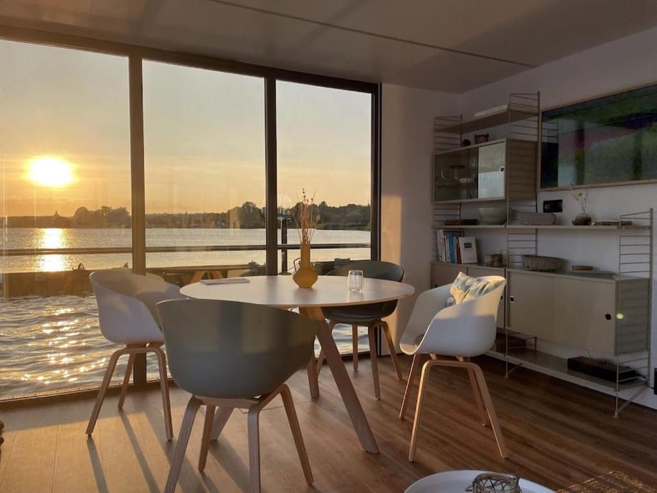 Hausboot Fjord Schleiliebe mit Biosauna und Dachterrasse in Schleswig Docked boat in Schleswig