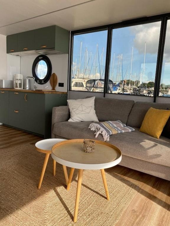 Hausboot Fjord Schleiliebe mit Biosauna und Dachterrasse in Schleswig Docked boat in Schleswig
