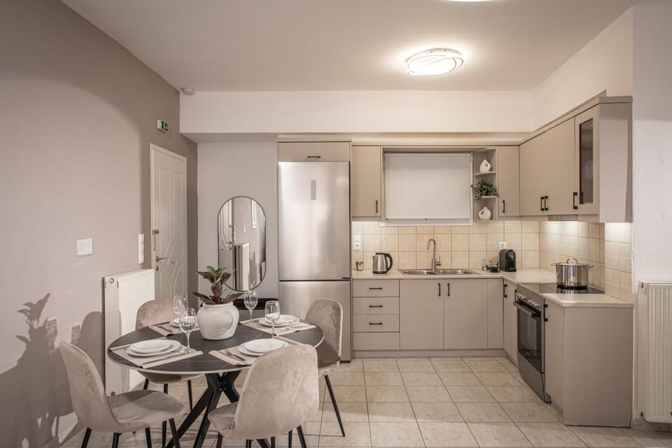 Kitchen or kitchenette, Dining area, oven