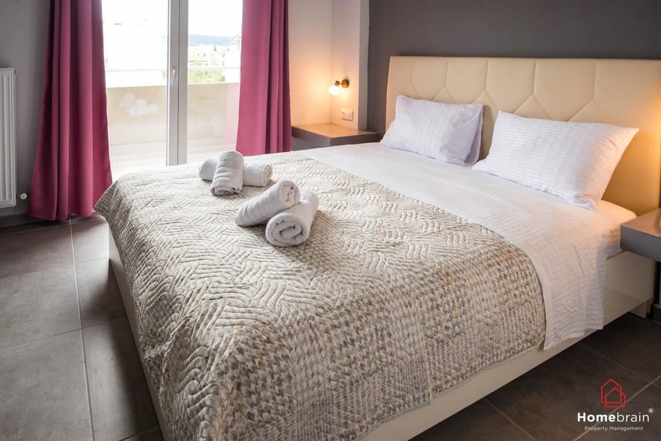 Bed, Photo of the whole room, Bedroom, towels