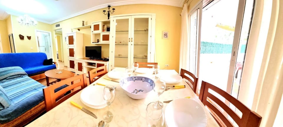 TV and multimedia, Living room, Seating area, Dining area