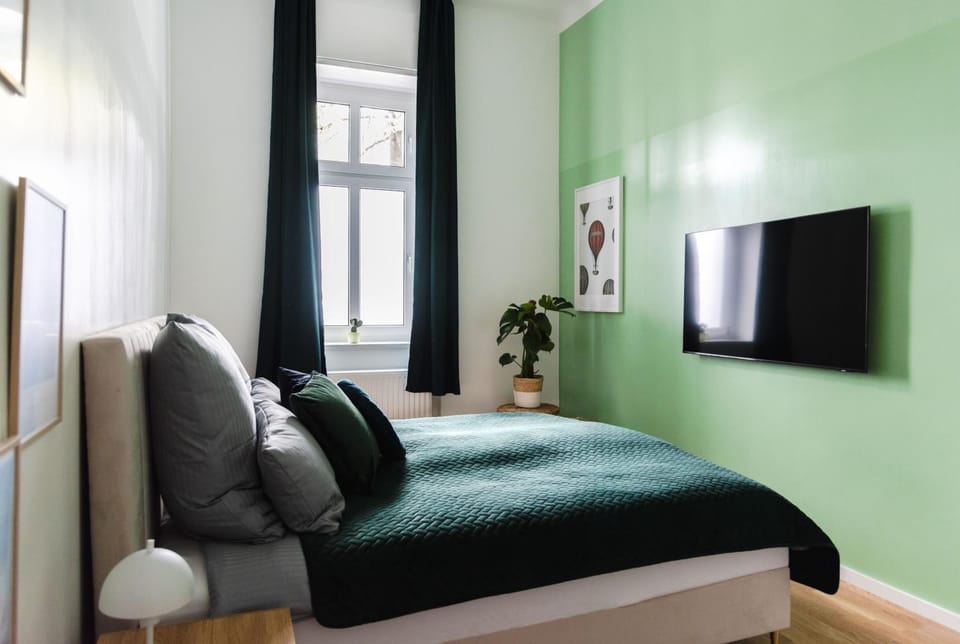 Bed, TV and multimedia, View (from property/room), Photo of the whole room, Evening entertainment, Bedroom, heating