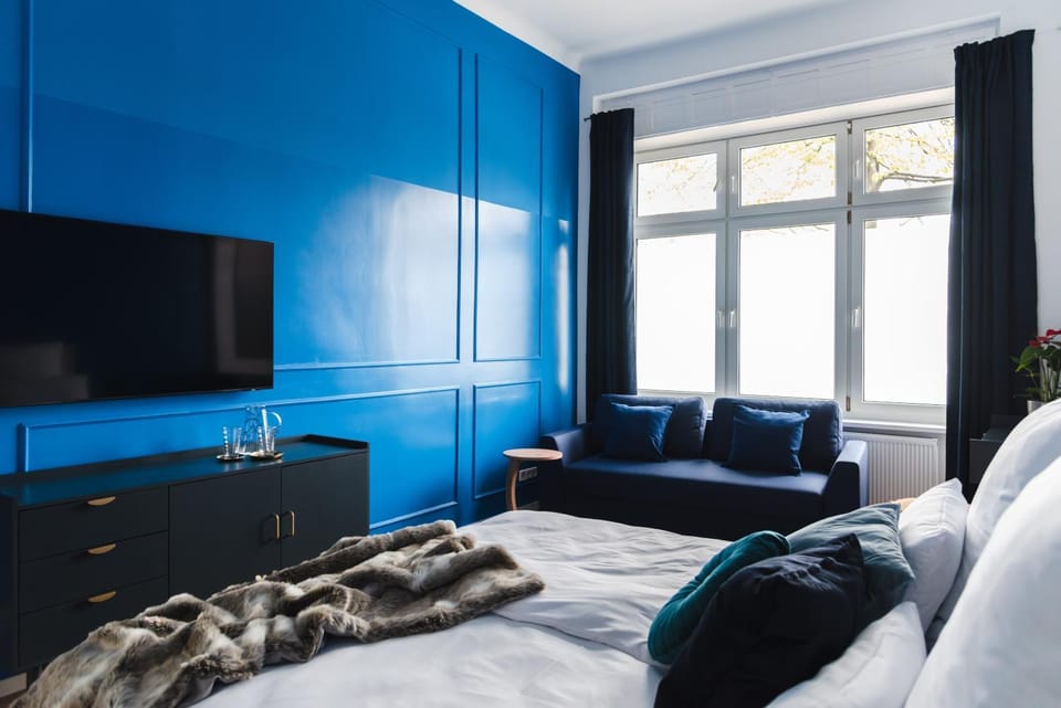 Property building, Bed, TV and multimedia, View (from property/room), Photo of the whole room, Seating area, Evening entertainment, Bedroom