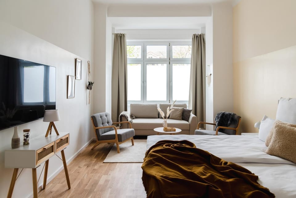 Bed, TV and multimedia, View (from property/room), Living room, Photo of the whole room, Seating area, Evening entertainment, Bedroom, internet