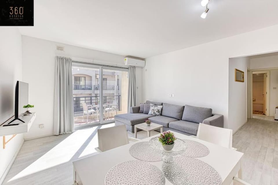 Communal lounge/ TV room, TV and multimedia, Living room, Seating area, Dining area, Evening entertainment, air conditioner