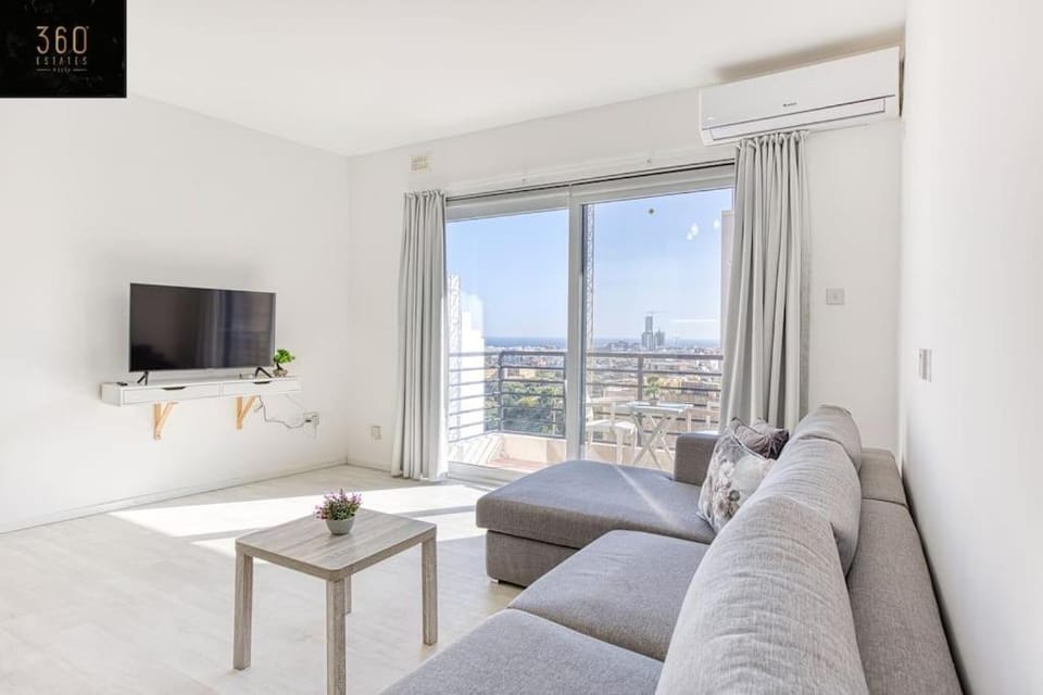 Communal lounge/ TV room, TV and multimedia, View (from property/room), Balcony/Terrace, Living room, Seating area, Evening entertainment, City view