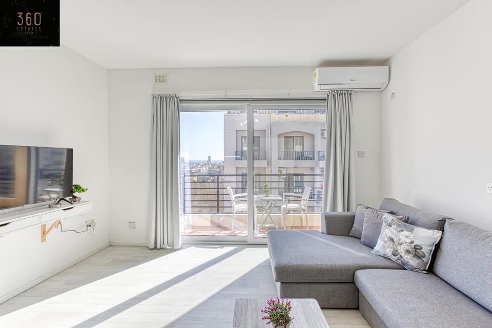 Communal lounge/ TV room, TV and multimedia, View (from property/room), Balcony/Terrace, Living room, Seating area, Evening entertainment