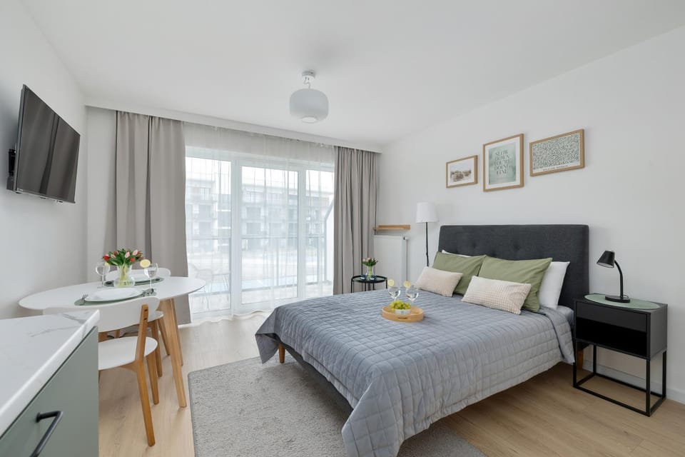 Bed, TV and multimedia, Photo of the whole room, Bedroom