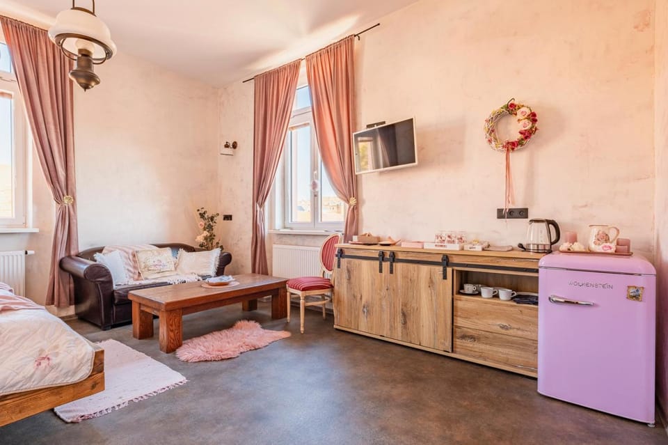 Bed, TV and multimedia, Coffee/tea facilities, Living room, Photo of the whole room, Seating area, Bedroom