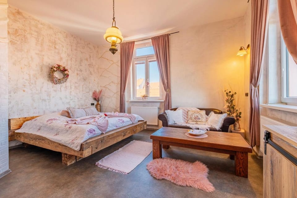 Bed, Photo of the whole room, Seating area, Bedroom