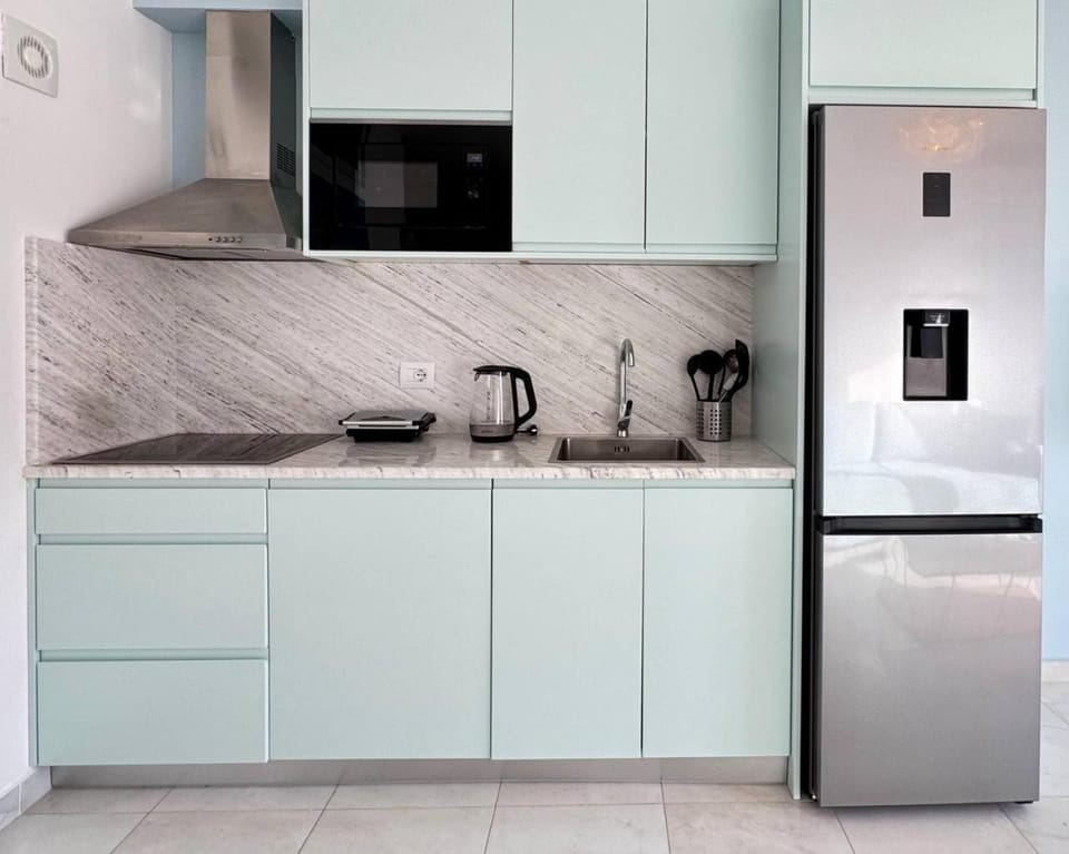 Coffee/tea facilities, Kitchen or kitchenette, stove, toaster
