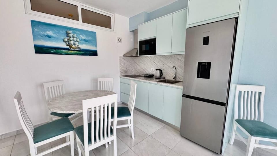 Kitchen or kitchenette, Seating area, Dining area