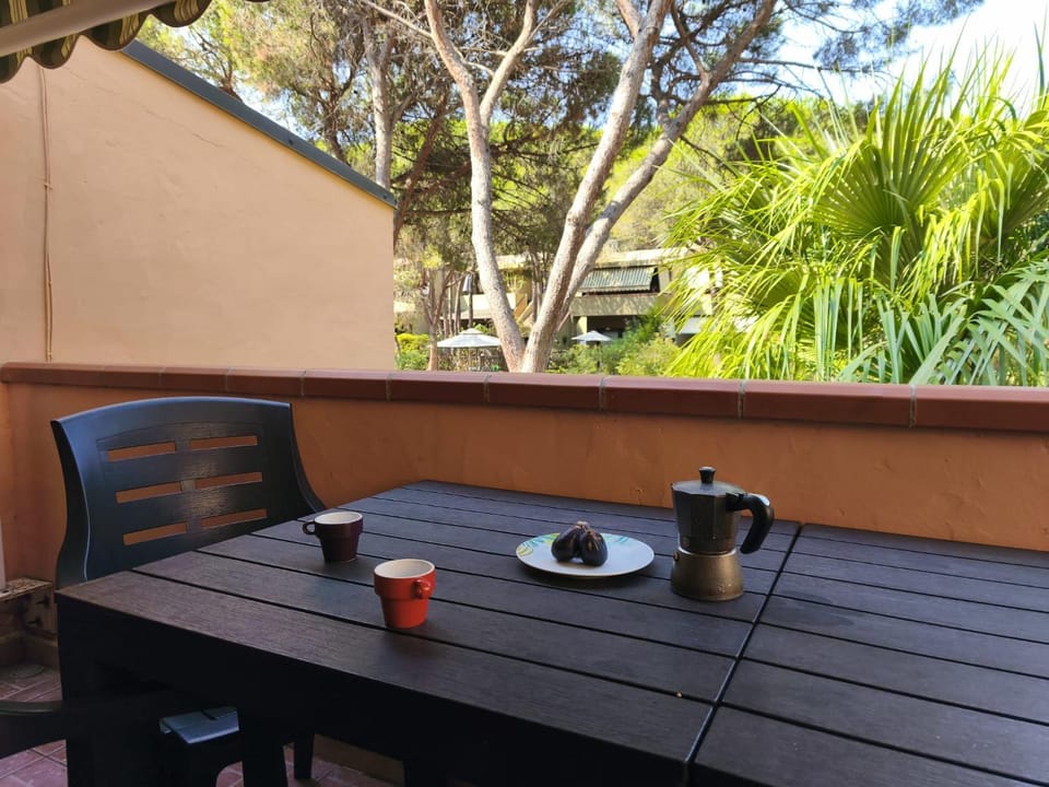 View (from property/room), Balcony/Terrace, Dining area, Garden view