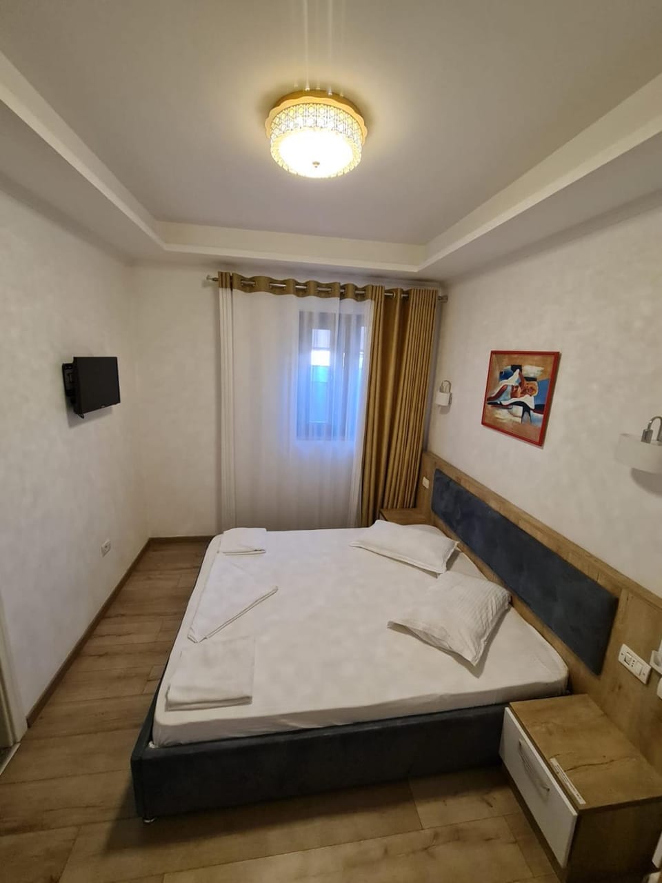 Bed, TV and multimedia, Photo of the whole room, Bedroom
