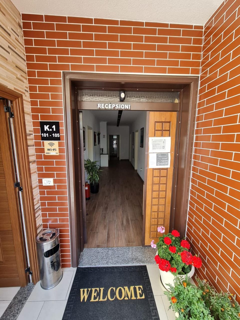 Facade/entrance