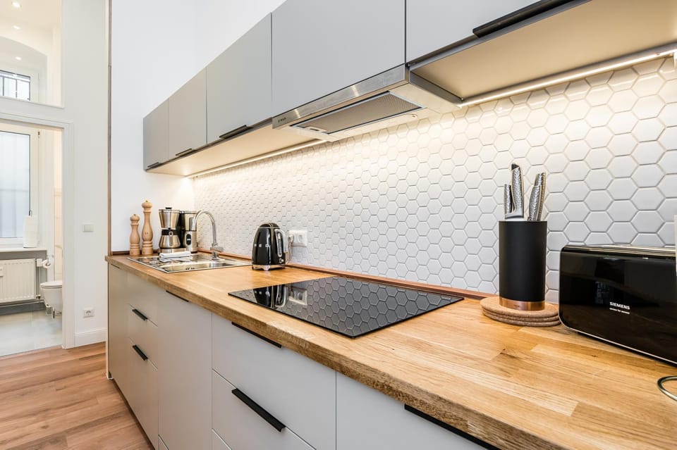 Coffee/tea facilities, Kitchen or kitchenette, dishwasher, stove, toaster
