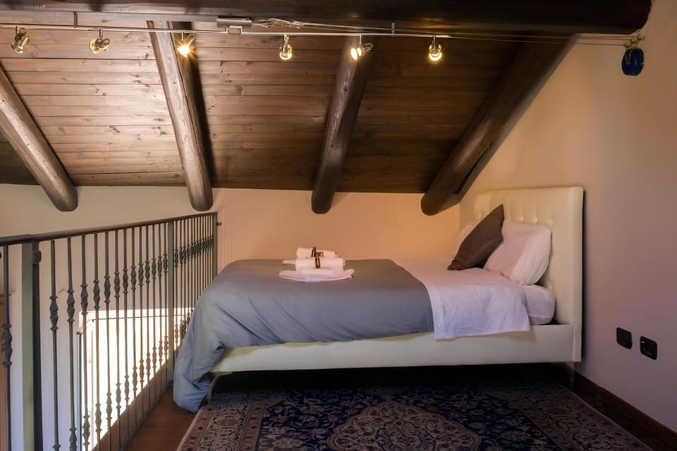 Bedroom, towels, wardrobe