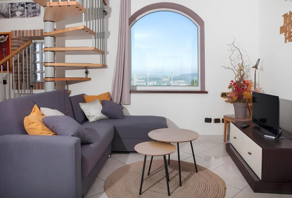 Communal lounge/ TV room, TV and multimedia, View (from property/room), Landmark view