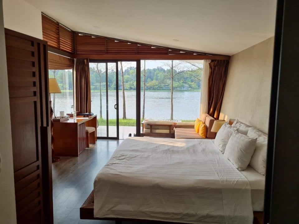 Bed, Bedroom, River view