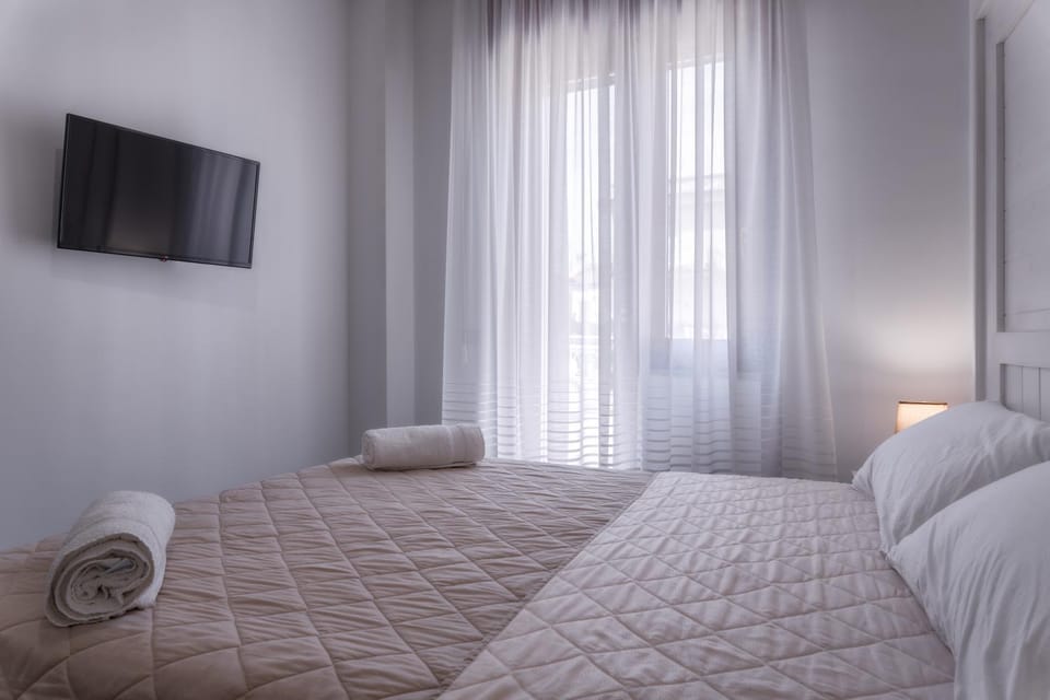 Bed, TV and multimedia, Bedroom, towels