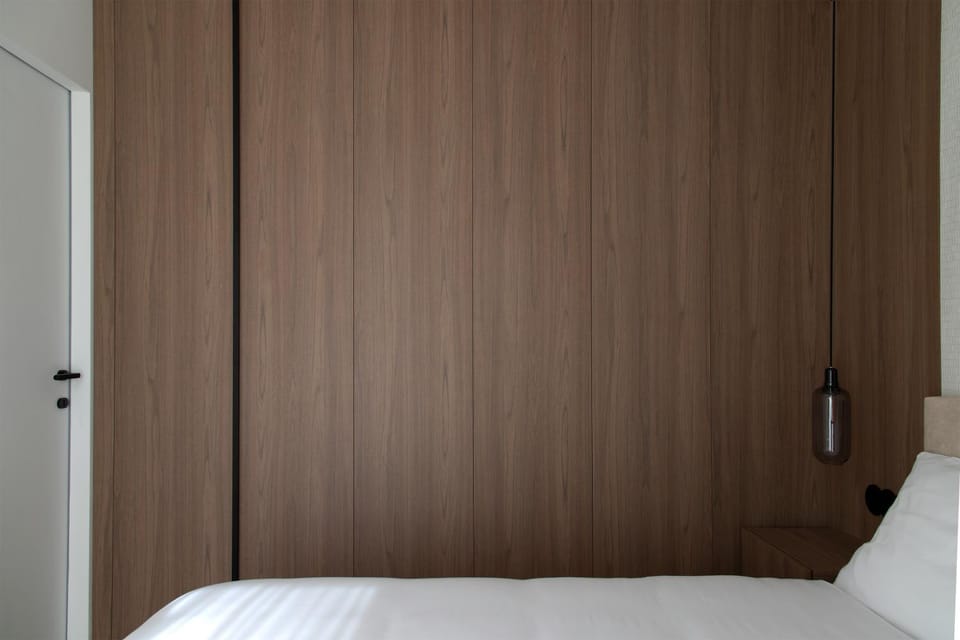 Photo of the whole room, Bedroom, wardrobe