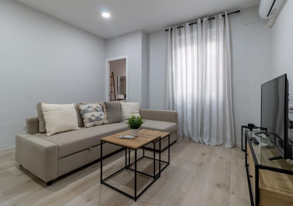 Communal lounge/ TV room, TV and multimedia, Living room, Seating area, Evening entertainment, air conditioner