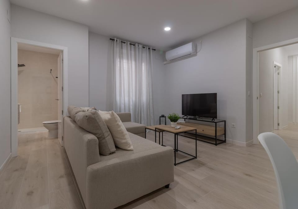 Communal lounge/ TV room, TV and multimedia, Living room, Seating area, Evening entertainment, air conditioner