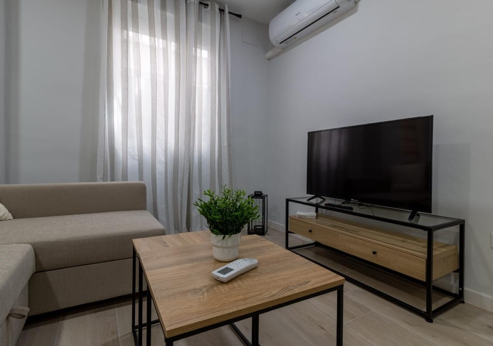 Communal lounge/ TV room, TV and multimedia, Living room, Seating area, Evening entertainment, air conditioner