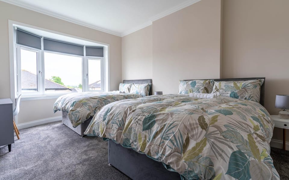 4 Bedrooms Homely House - Sleeps 6 Comfortably with 6 Double Beds,Glasgow, Free Street Parking, Business Travellers, Contractors, & Holiday-Goers, Near All Major Transport Links in Glasgow & City Centre, Perfect for Common Wealth Games 2026 Apartment in Glasgow