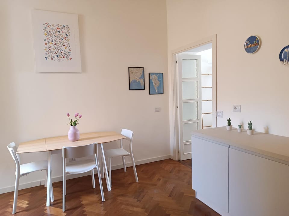 Kitchen or kitchenette, Decorative detail, Dining area