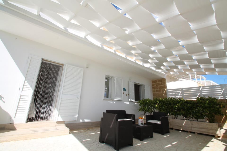 Property building, Patio, Day, Garden, hair dresser