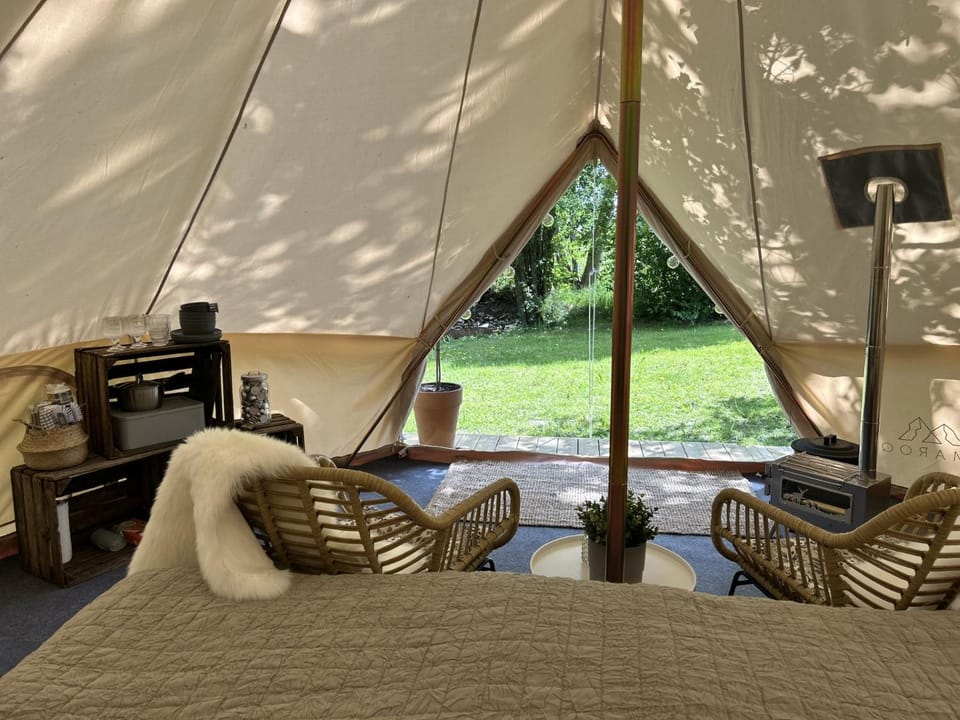 Glampingtält, privat område, 3 mil utanför Örebro Luxury tent in Sweden