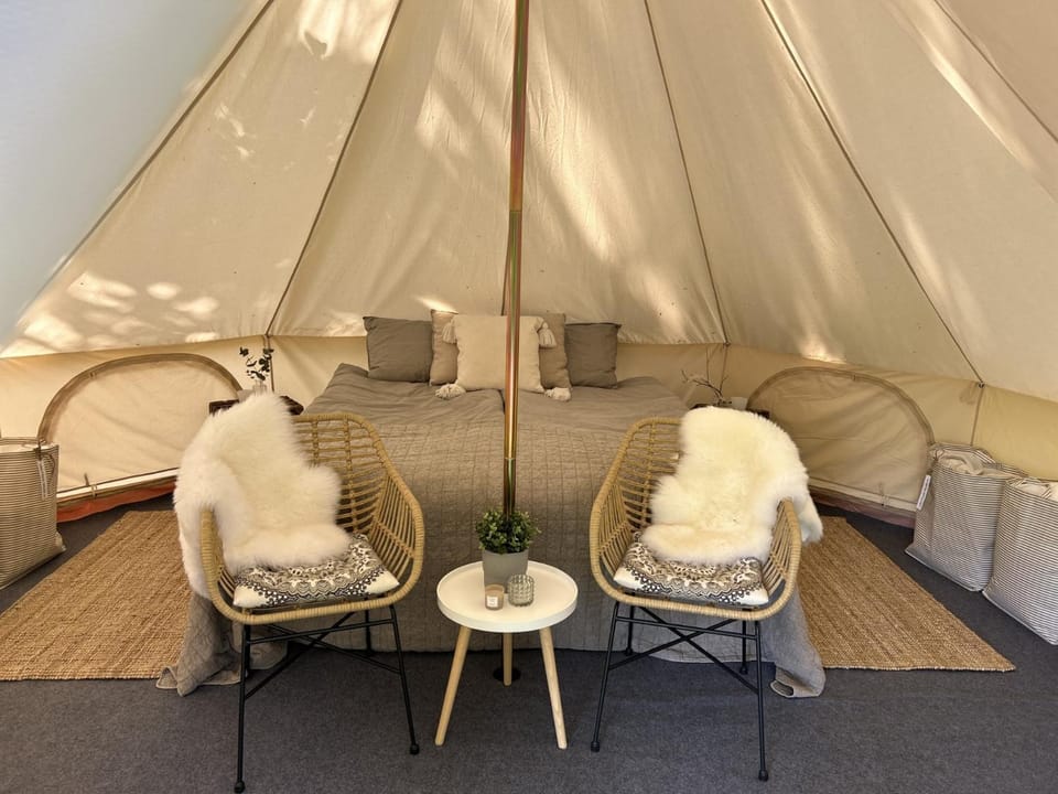 Glampingtält, privat område, 3 mil utanför Örebro Luxury tent in Sweden