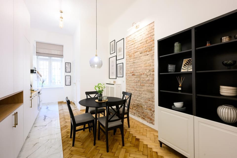 Kitchen or kitchenette, Seating area, Dining area