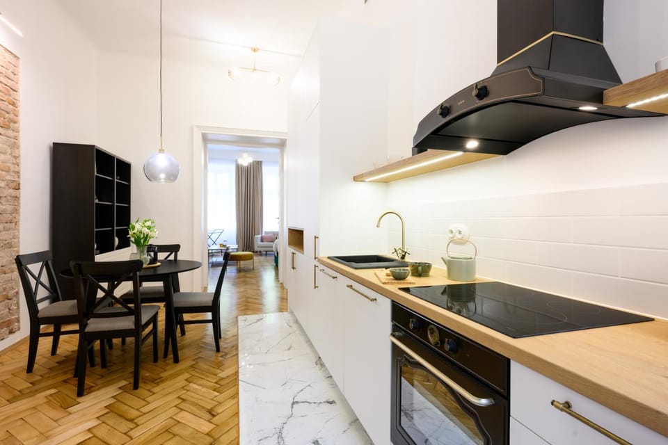 Kitchen or kitchenette, Dining area, dishwasher, minibar, stove